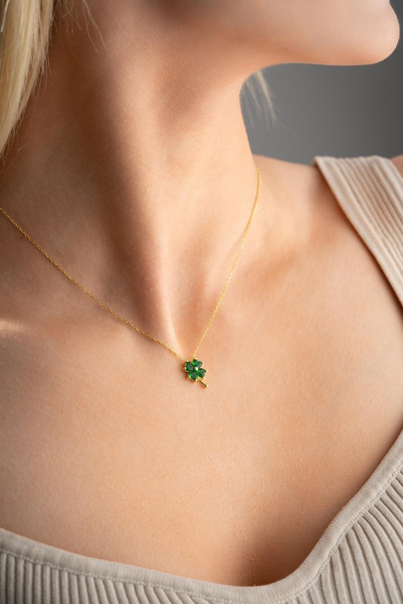 Nereze | Gold Plated Green Stone Clover Necklace - TryAladdin