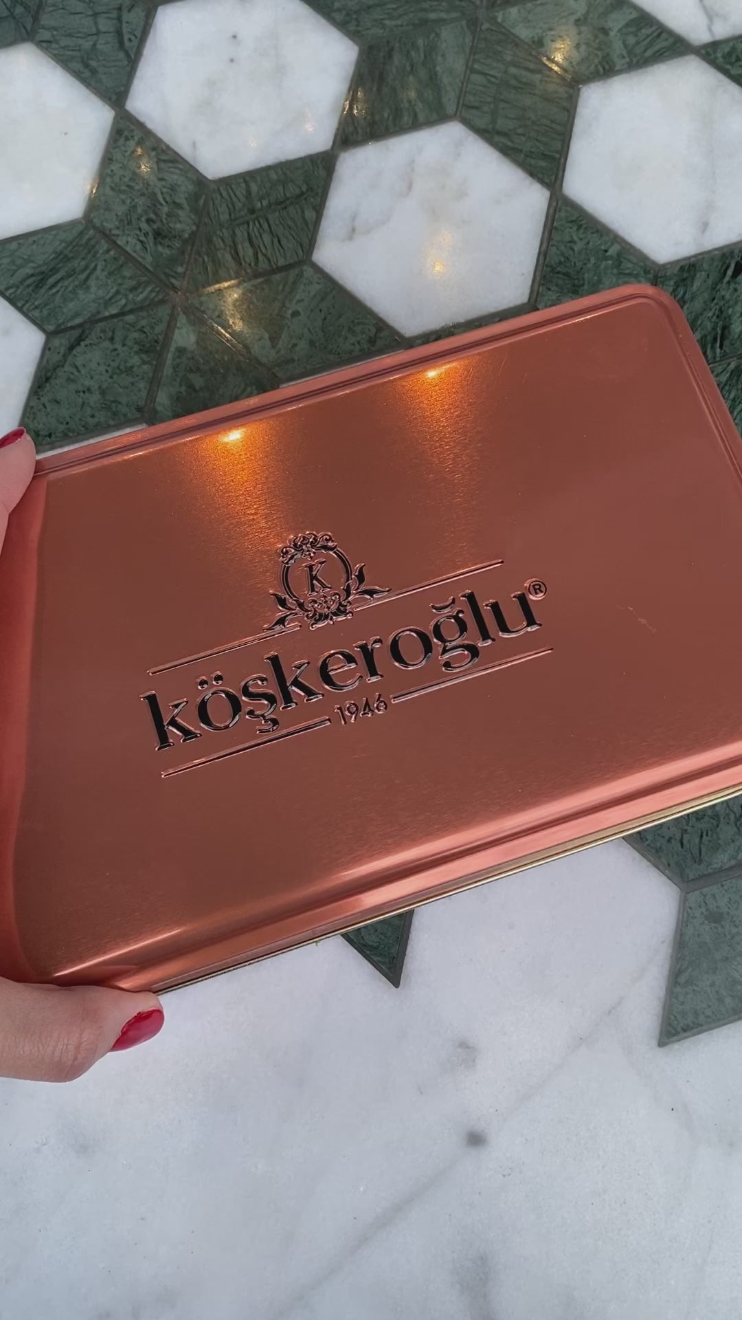 Koskeroglu  | Quadratische Baklava mit Pistazien in Geschenk-Metallbox